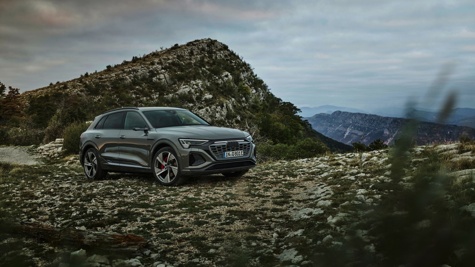 Audi_Q8-etron-2023-12