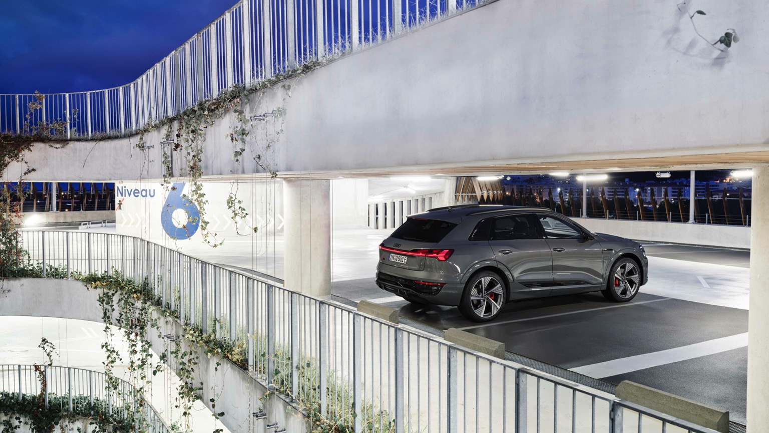 Audi_Q8-etron-2023-18