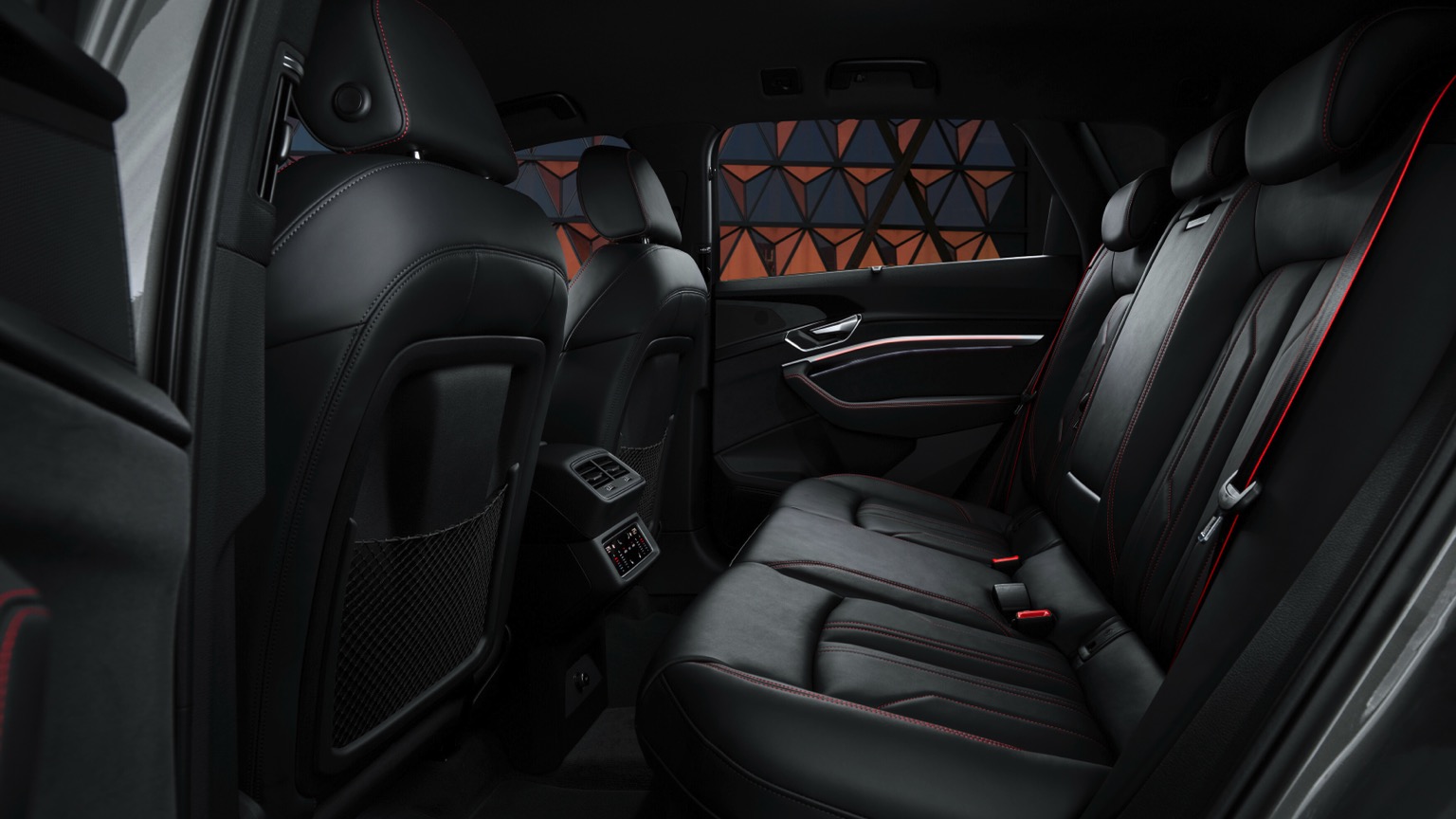Audi_Q8-etron-sportback-2023-26