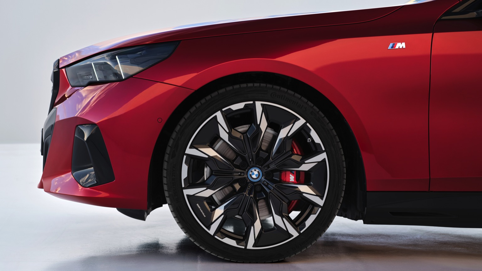 BMW_i5_M60_xDrive_Sedan-23