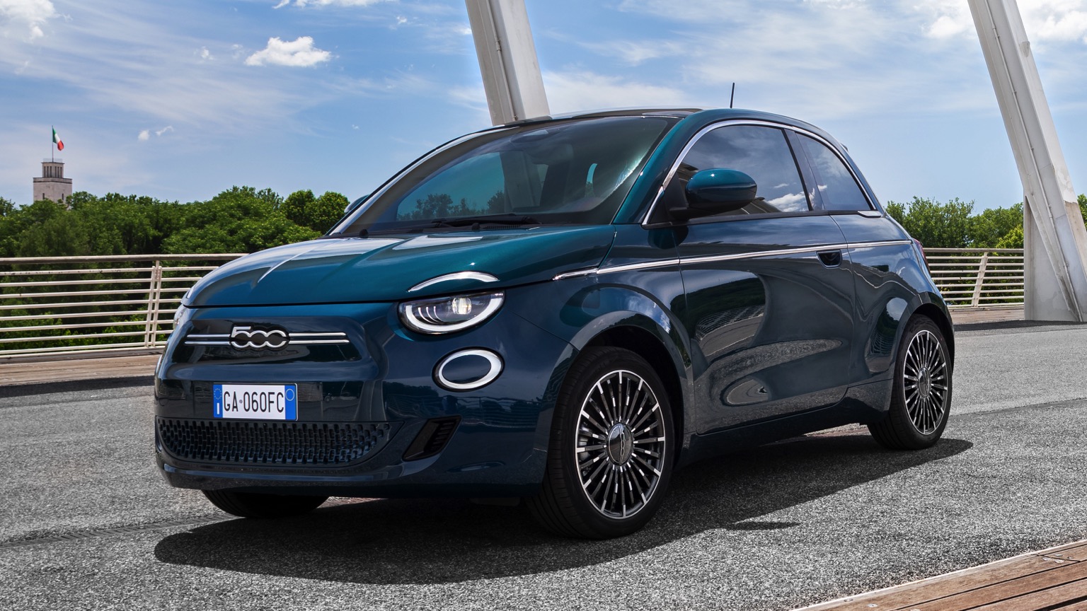 Fiat_500e_Hatchback_2020-1
